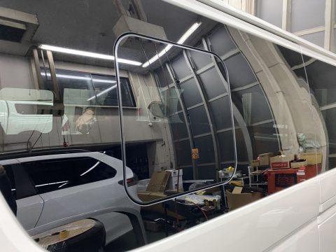 新車ハイエースバン　パワースライドドアレス　小窓付き